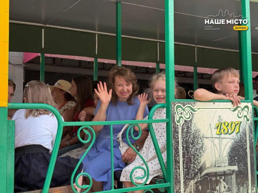 ОФІЦІЙНО                Ретротрамвай, оркестр та дитячі малюнки: у Дніпрі відзначили 129 років електротранспорту