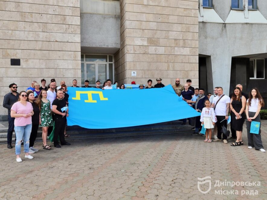 ОФІЦІЙНО                Єдність заради Криму: у Дніпрі урочисто підняли кримськотатарський прапор