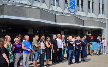 Єдність заради Криму: у Дніпрі урочисто підняли кримськотатарський прапор