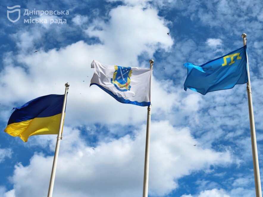 ОФІЦІЙНО                Єдність заради Криму: у Дніпрі урочисто підняли кримськотатарський прапор