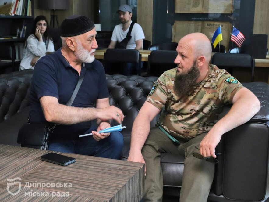 ОФІЦІЙНО                Єдність заради Криму: у Дніпрі урочисто підняли кримськотатарський прапор