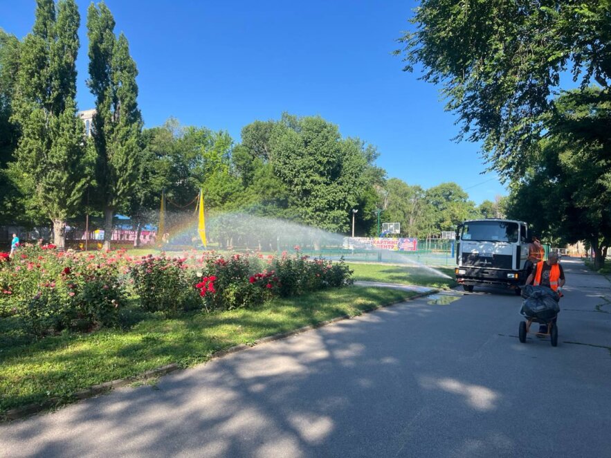 ОФІЦІЙНО                Квітучі клумби та смарагдовий газон: як комунальники Дніпра доглядають за міськими парками