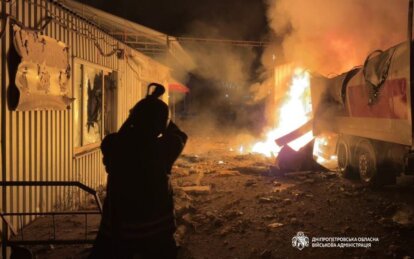 У Дніпровському районі внаслідок ворожої атаки постраждала жінка, зайнявся склад з зерном