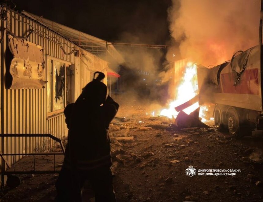 У Дніпровському районі внаслідок ворожої атаки постраждала жінка, зайнявся склад з зерном