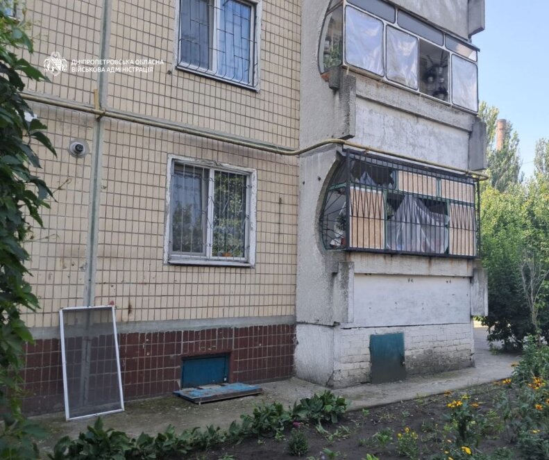 У Дніпровському районі внаслідок ворожої атаки постраждала жінка, зайнявся склад з зерном