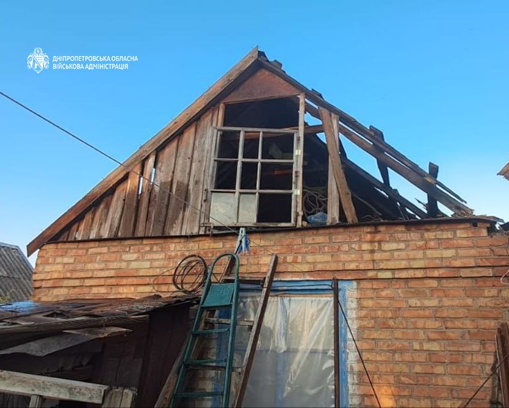 У Дніпровському районі внаслідок ворожої атаки постраждала жінка, зайнявся склад з зерном