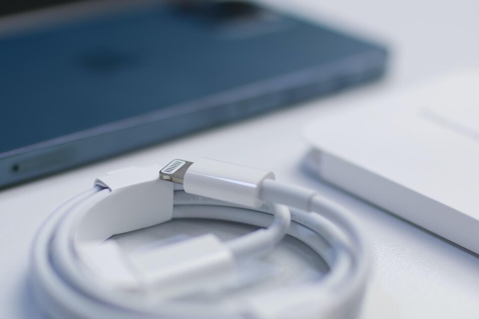 Чи можна заряджати смартфон дешевим USB-кабелем: пояснення експерта