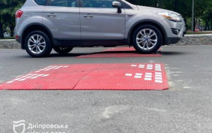 Менше шуму, більше безпеки: у Дніпрі на дорогах встановлюють «берлінські подушки»