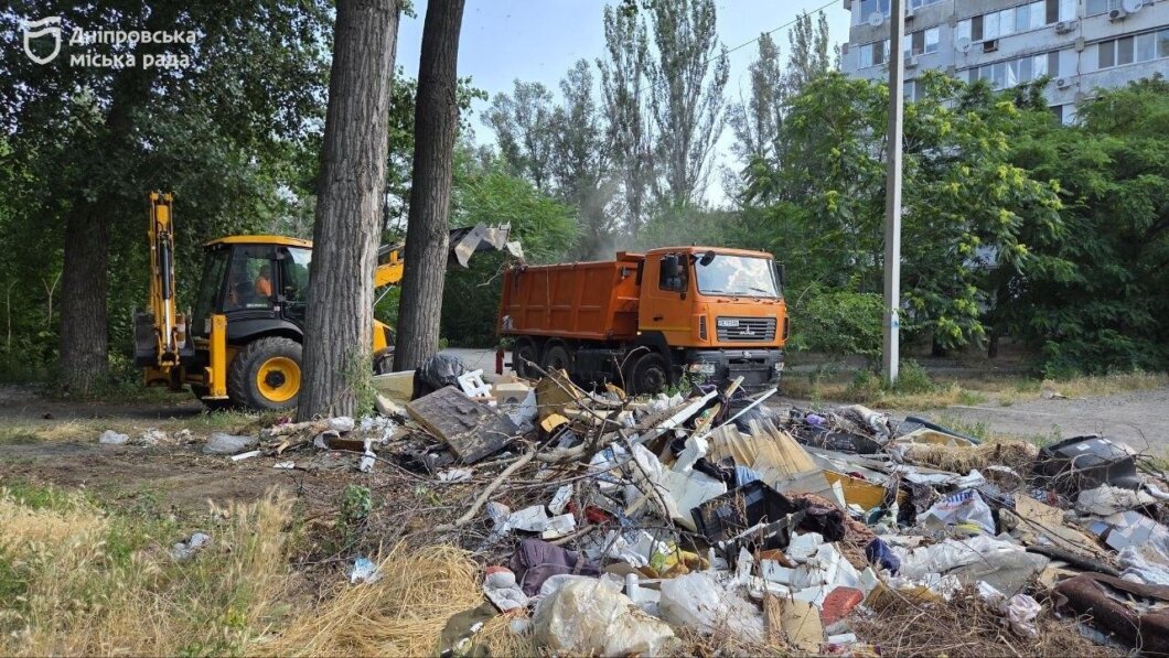 ОФІЦІЙНО                У Дніпрі очищають від масштабного стихійного звалища двір: міська влада закликає ОСББ та ЖБК до відповідальності