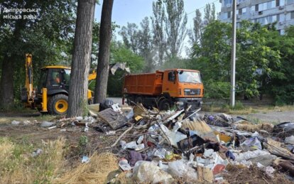 У Дніпрі очищають від масштабного стихійного звалища двір: міська влада закликає ОСББ та ЖБК до відп...