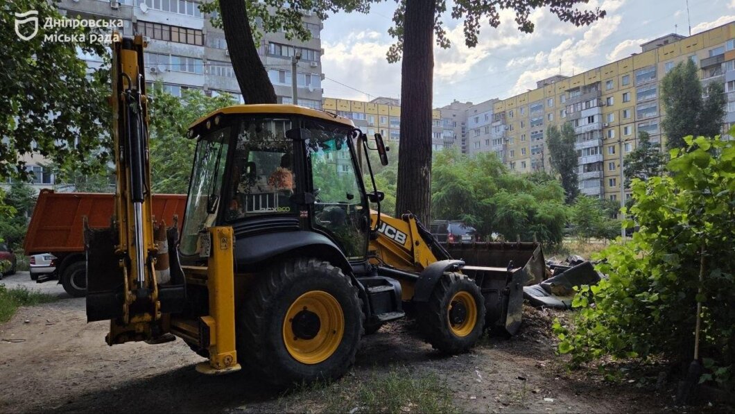ОФІЦІЙНО                У Дніпрі очищають від масштабного стихійного звалища двір: міська влада закликає ОСББ та ЖБК до відповідальності