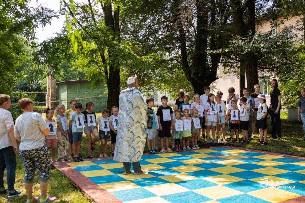 ОФІЦІЙНО                У Дніпрі до Дня Української Державності відкрили вуличну шахову дошку для дітей