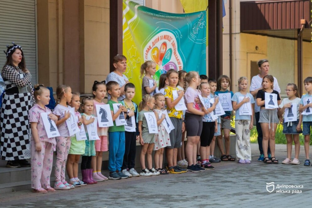 ОФІЦІЙНО                У Дніпрі до Дня Української Державності відкрили вуличну шахову дошку для дітей