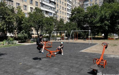 У Дніпрі триває модернізація дитячих майданчиків: роботи продовжать ще на кількох адресах