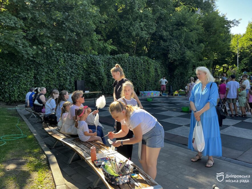 ОФІЦІЙНО                Майстер-класи, народні забави та битва водою: у Зеленому Гаю відбулося сімейне свято