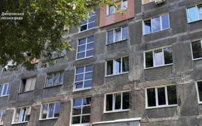 Днепр ликвидирует последствия обстрелов: заменяют 450 кв. м окон в общежитии
