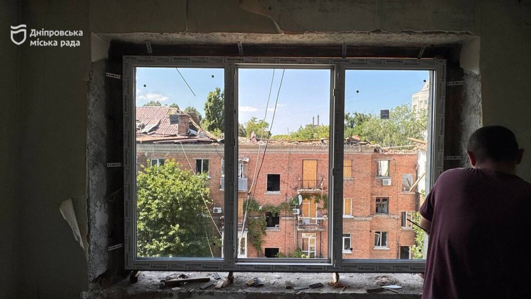 Дніпро ліквідовує наслідки обстрілів: замінюють 450 кв. м вікон у гуртожитку