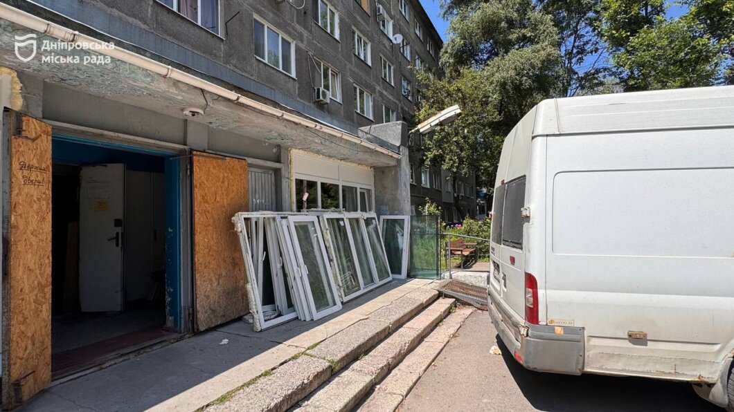 Дніпро ліквідовує наслідки обстрілів: замінюють 450 кв. м вікон у гуртожитку
