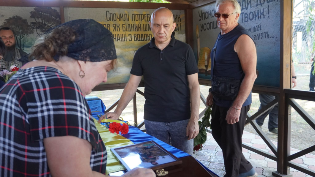Помер під час проходження військової служби: у Нікополі провели в останню путь військового