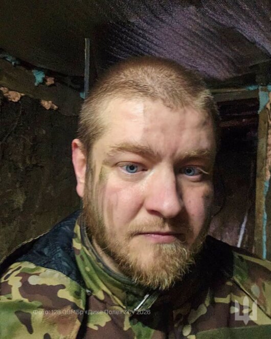 Найкращий подарунок на нулі: боєць 128 бригади «Дике Поле» отримав альбом від родини після пів року на позиції