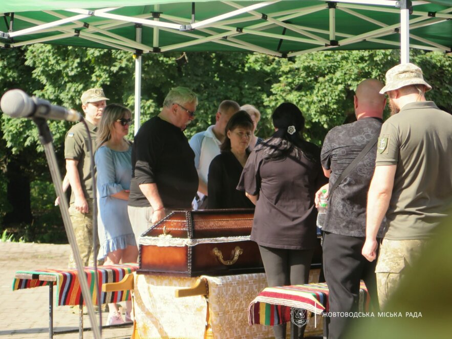 Жовті Води провели в останню земну дорогу захисника України Ігоря Овчаренка
