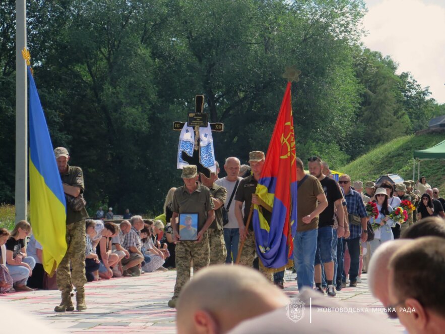 Жовті Води провели в останню земну дорогу захисника України Ігоря Овчаренка