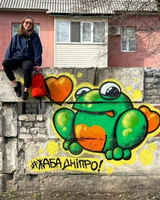 У Дніпрі роками створюють неофіційні стріт-арт об'єкти — жаб, мозаїки та розписані шафи

