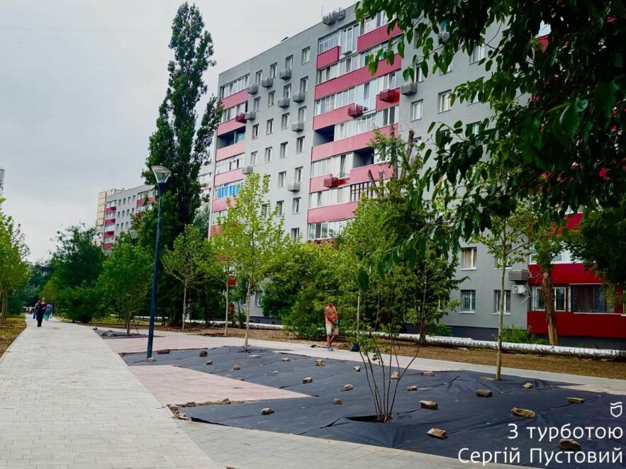 У Дніпрі на вулиці Калиновій висаджують дерева та облаштовують зону відпочинку