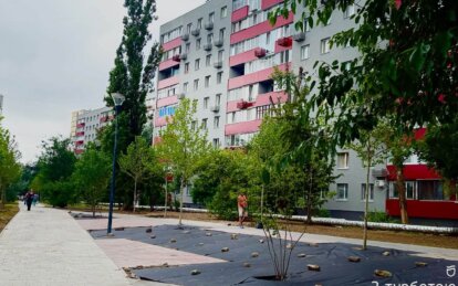 В Днепре на улице Калиновой высаживают деревья и обустраивают зону отдыха