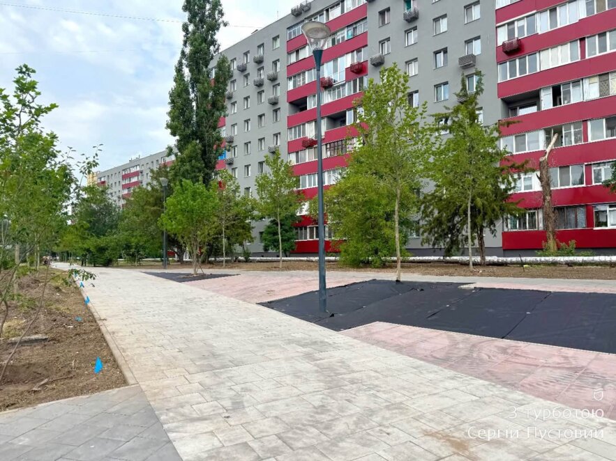 У Дніпрі на вулиці Калиновій висаджують дерева та облаштовують зону відпочинку