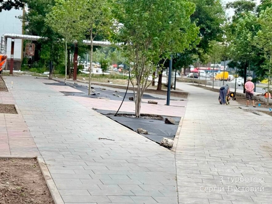 У Дніпрі на вулиці Калиновій висаджують дерева та облаштовують зону відпочинку