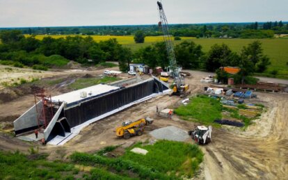 На будівництві стратегічної  траси Н-31 перекинули 250-тонний кран для будівництва тунелів і розв'язок