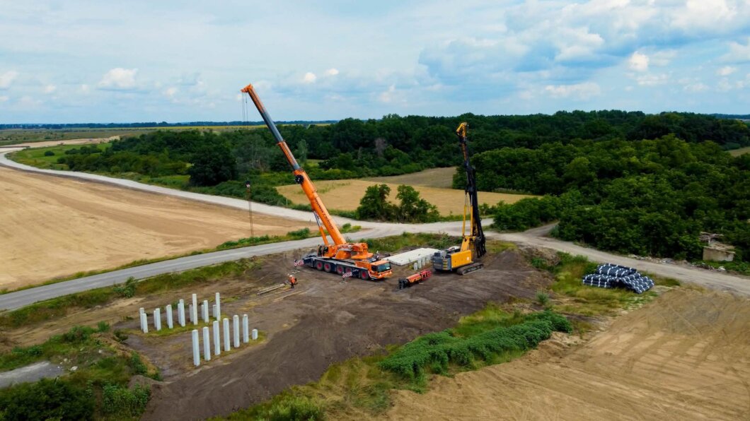 На будівництво стратегічної  траси Н-31 перекинули 250-тонний кран для тунелів і розв’язок