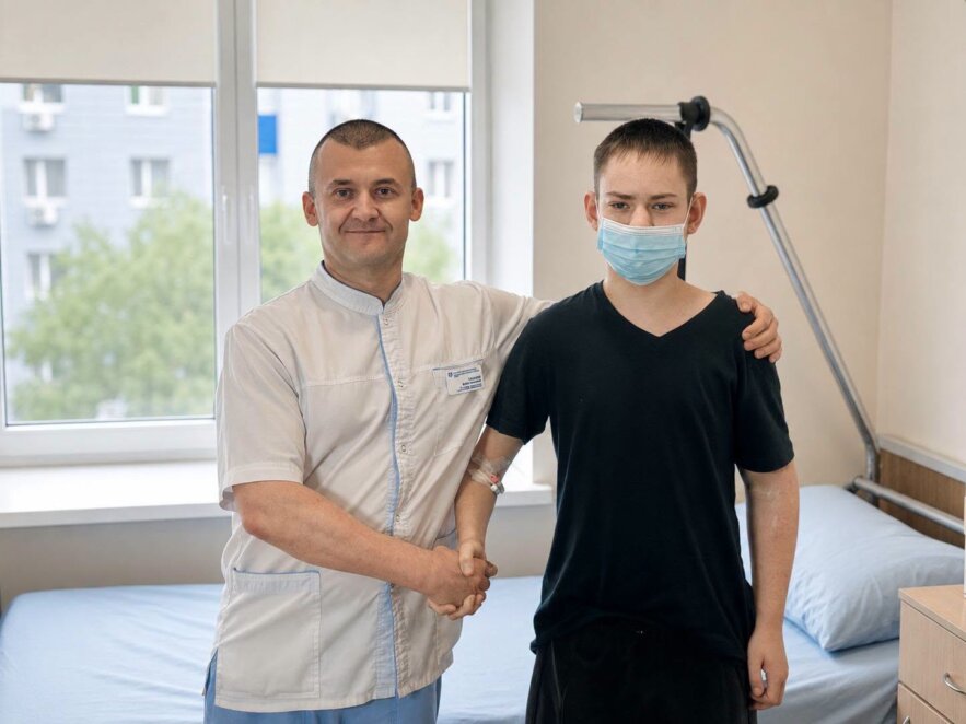Медики з 4-ї міської лікарні Дніпра долучилися до порятунку 17-річного хлопця: подарували шанс на нирку