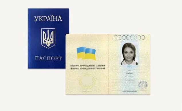 Фото у паспорт після 25 та 45 років: українцям пояснили важливі правила