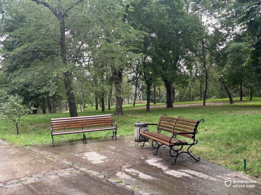 Нові лави, ремонти та інклюзивні рішення: у Дніпрі оновлюють міські парки