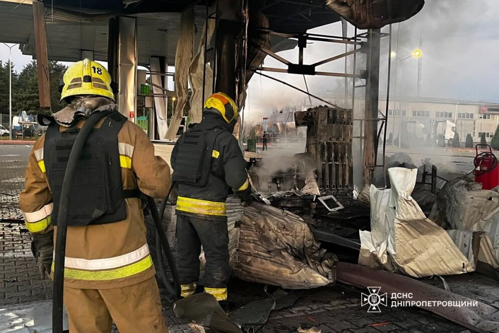 Згорілі вантажні автомобілі та понівечене обладнання: АЗС Дніпра та області зазнали масштабних руйнувань