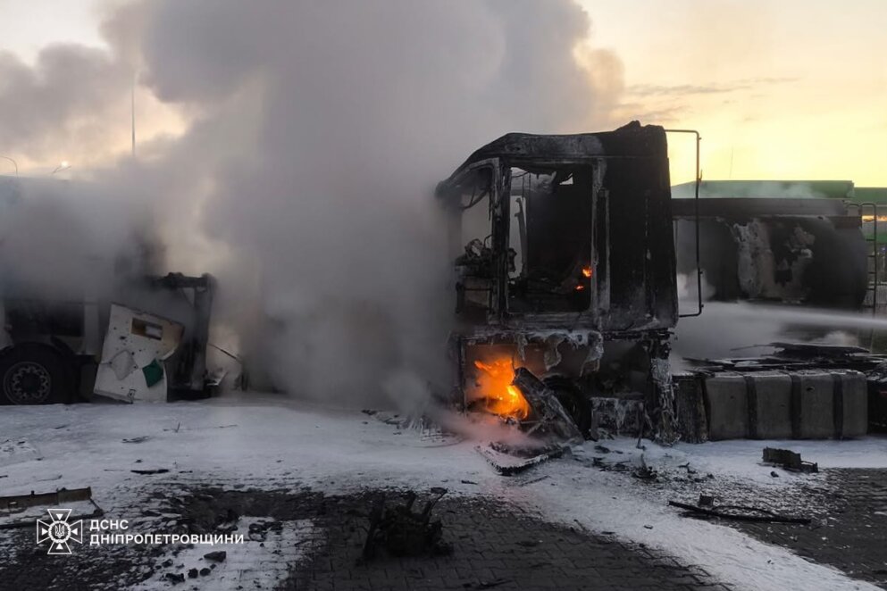 Згорілі вантажні автомобілі та понівечене обладнання: АЗС Дніпра та області зазнали масштабних руйнувань