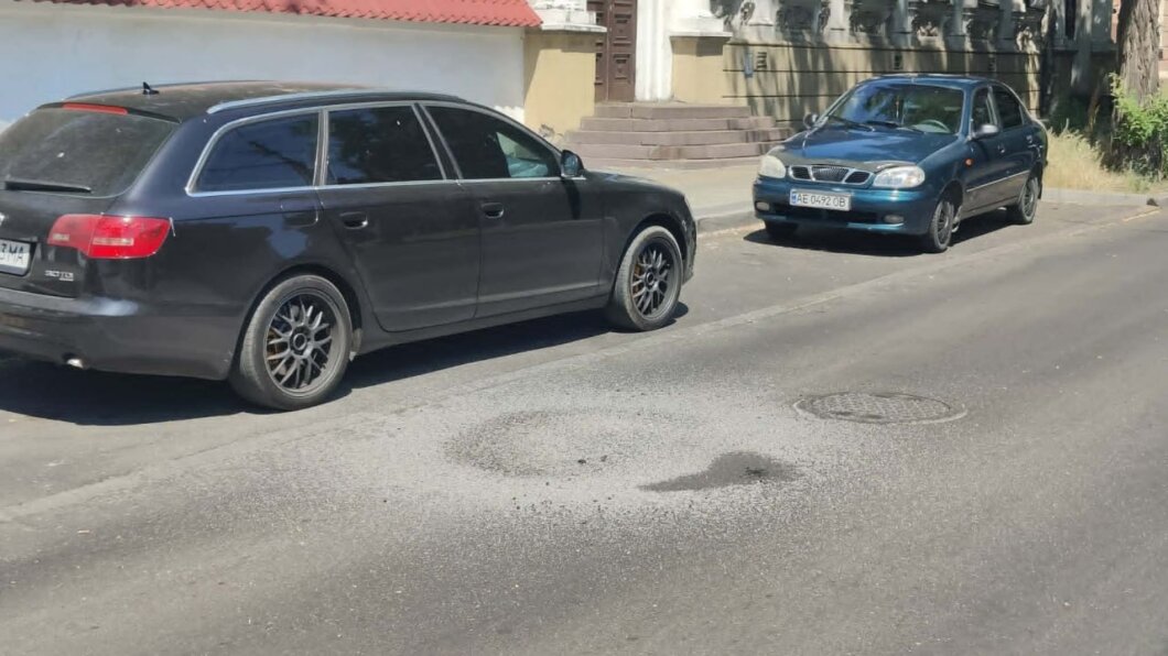 Безпечний Дніпро: на вулиці Єфремова заклали яму за заявками містян