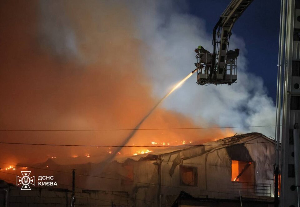 Ворог атакував Київ: двоє людей постраждали внаслідок нічної атаки