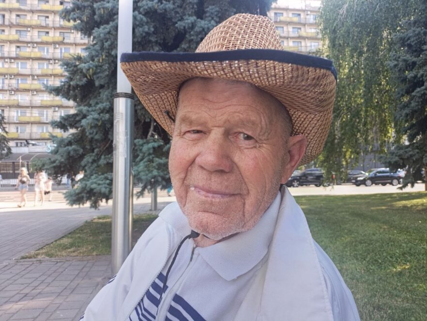 ЕКСКЛЮЗИВ
                                Батько військового Іван Душкевич: прагну, щоб перестали гинути люди й щоб Україна вистояла