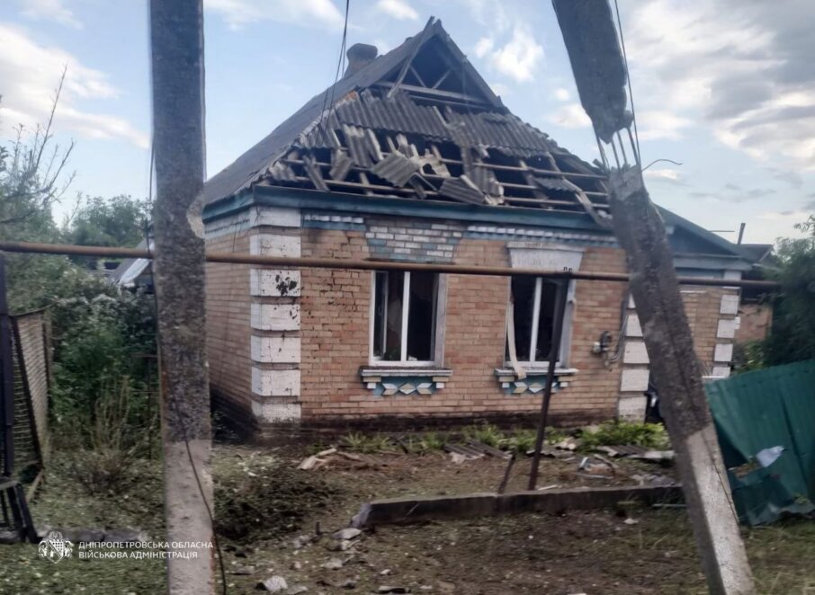 Майже 20 атак за добу: на Дніпропетровщині поранено чоловіка, пошкоджено будинки, школа та АЗС