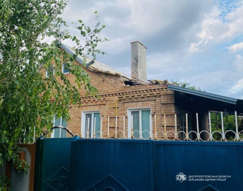 Майже 20 атак за добу: на Дніпропетровщині поранено чоловіка, пошкоджено будинки, школа та АЗС