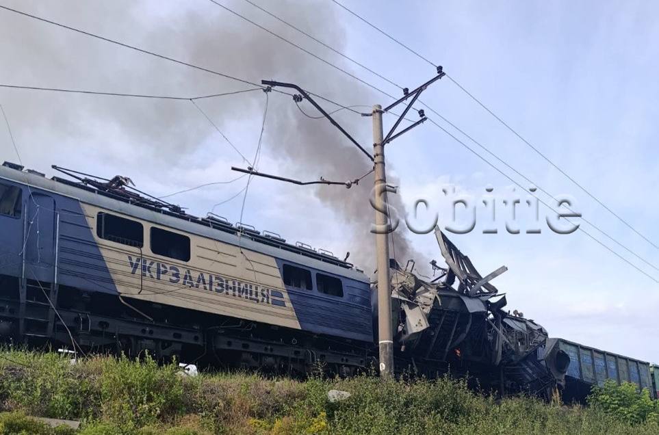 Росіяни атакували локомотив вантажного поїзда на Дніпропетровщині: рух потягів ускладнено
