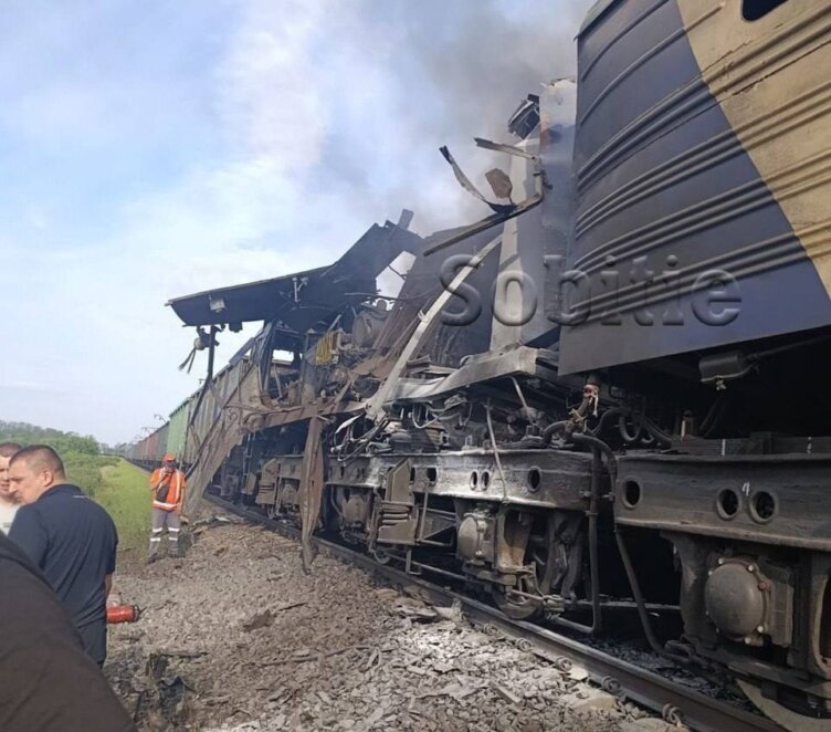 Росіяни атакували локомотив вантажного поїзда на Дніпропетровщині: рух потягів ускладнено