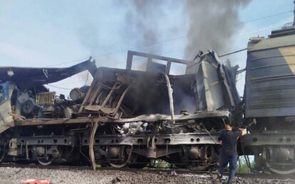 Росіяни атакували локомотив вантажного поїзда на Дніпропетровщині: рух потягів ускладнено