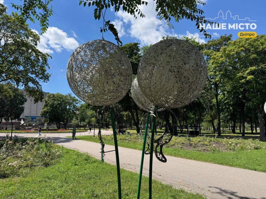 ЕКСКЛЮЗИВ
                                Літній вигляд скверу Івана Старова у Дніпрі: яскраві троянди та затінені алеї