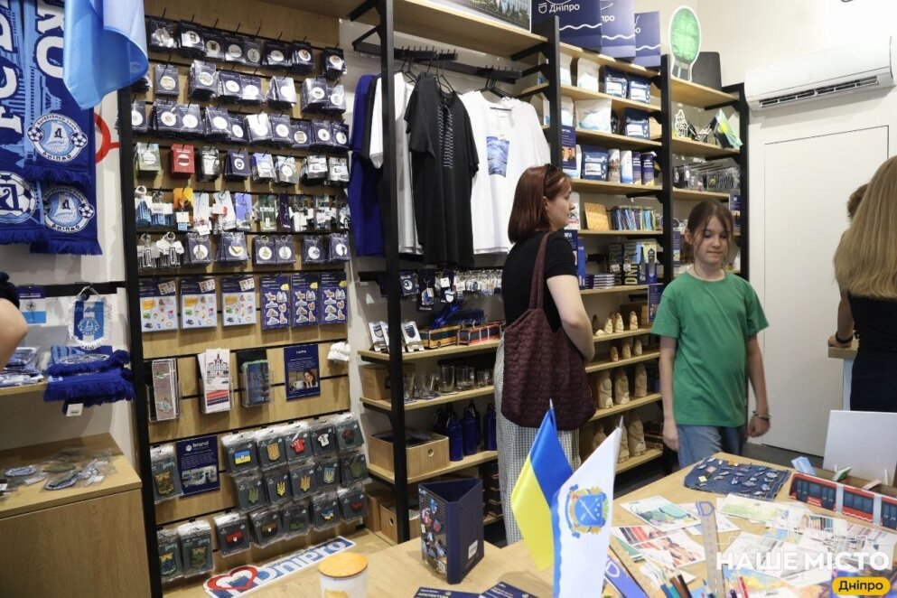 ЕКСКЛЮЗИВ
ОФІЦІЙНО                У центрі Дніпра відкрили першу сувенірну крамницю «Відчуй Дніпро»