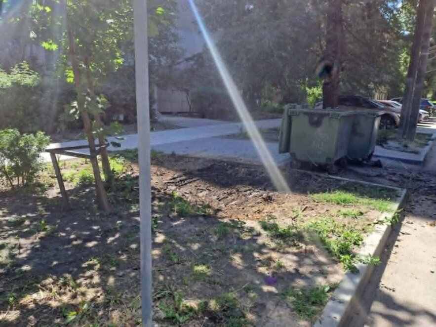 У Дніпрі продовжують вивозити сміття та прибирати території за заявками громадян