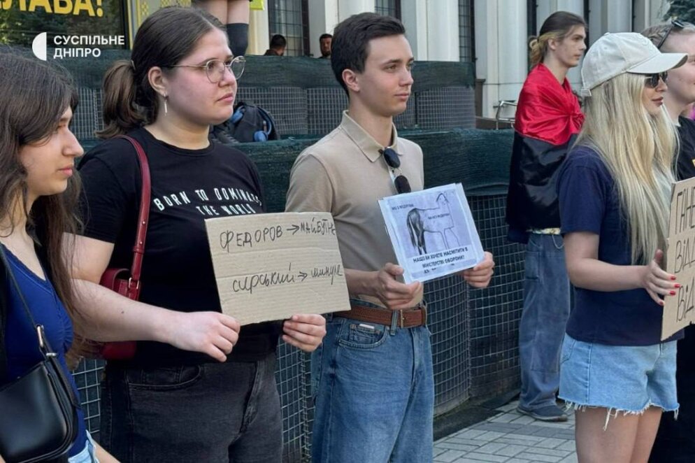 Біля ОДА у Дніпрі відбувся захід проти відставки Михайла Федорова з посади міністра оборони